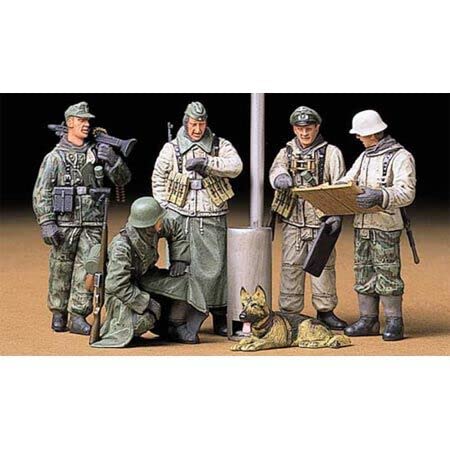 Tamiya 35212 1/35 German Soldiers at Field Briefing WWII Winter Figure Set 5