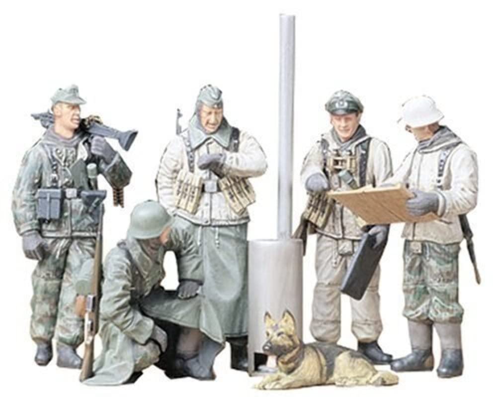 Tamiya 35212 1/35 German Soldiers at Field Briefing WWII Winter Figure Set 5