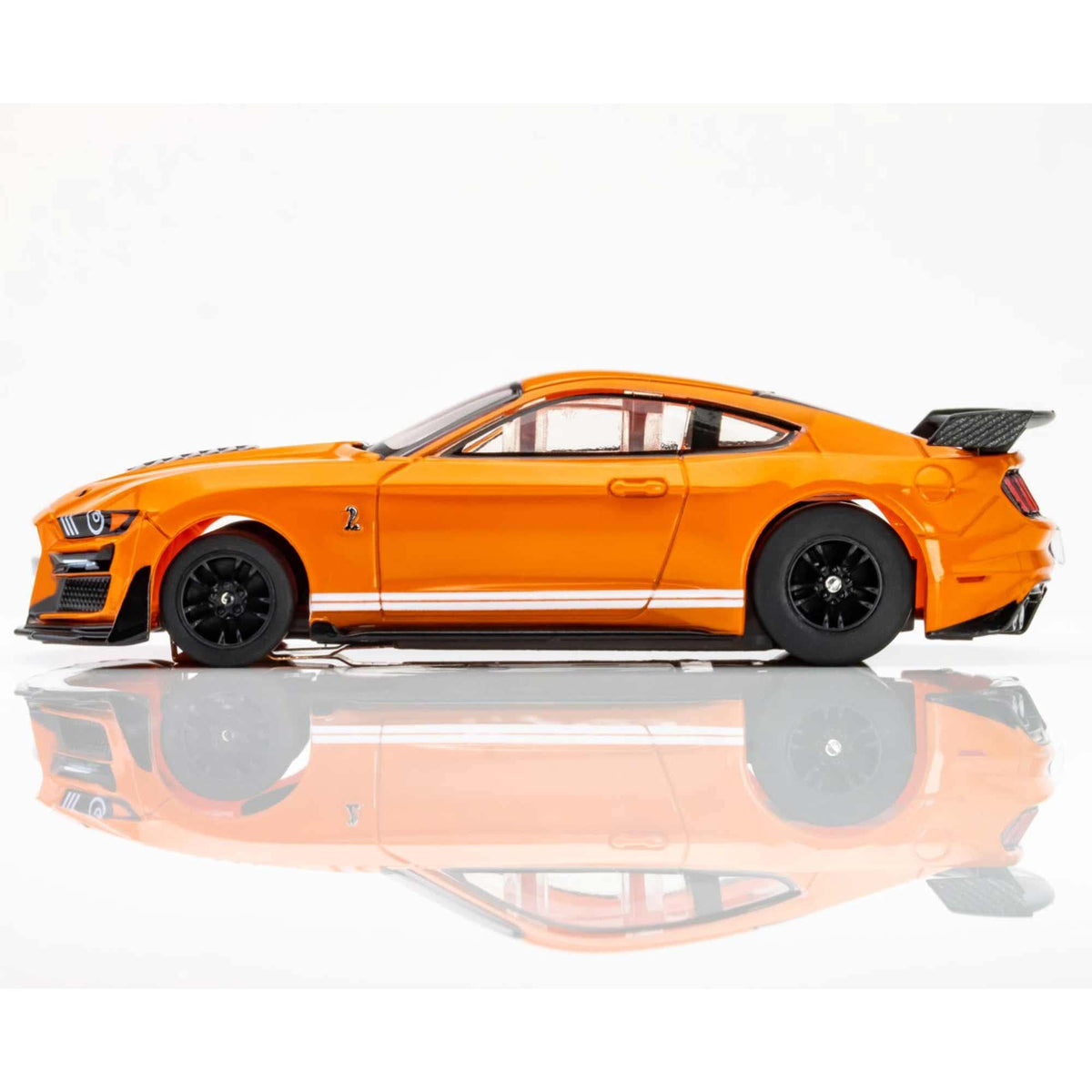 AFX 22069 2021 Shelby GT500- Twister Orange/White