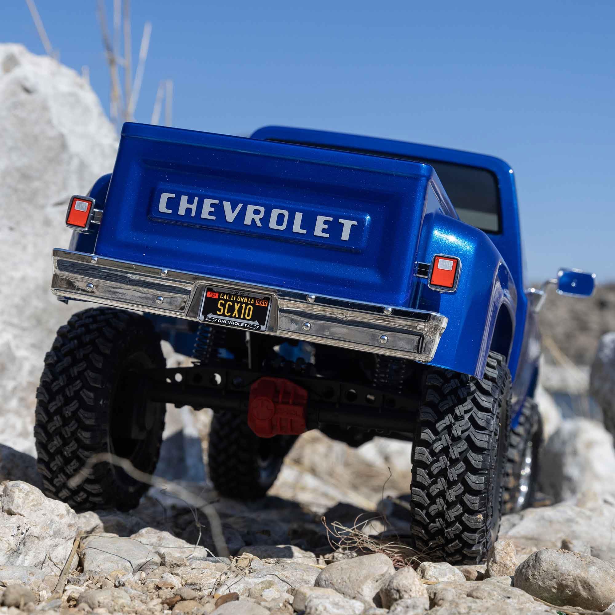 Axial AXI03030T1 SCX10 III Base Camp 82 Chevy K10 RTR Blue