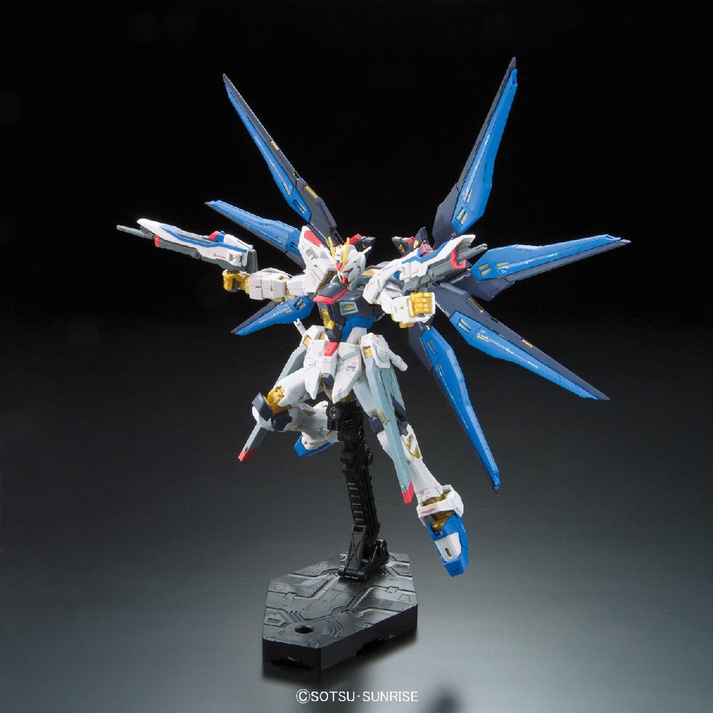 Bandai 185139 RG 1/144 ZGMF-X20A Strike Freedom Gundam