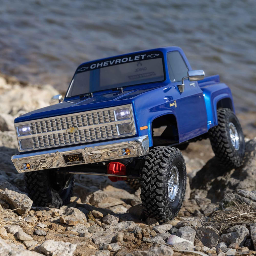 Axial AXI03030T1 SCX10 III Base Camp 82 Chevy K10 RTR Blue
